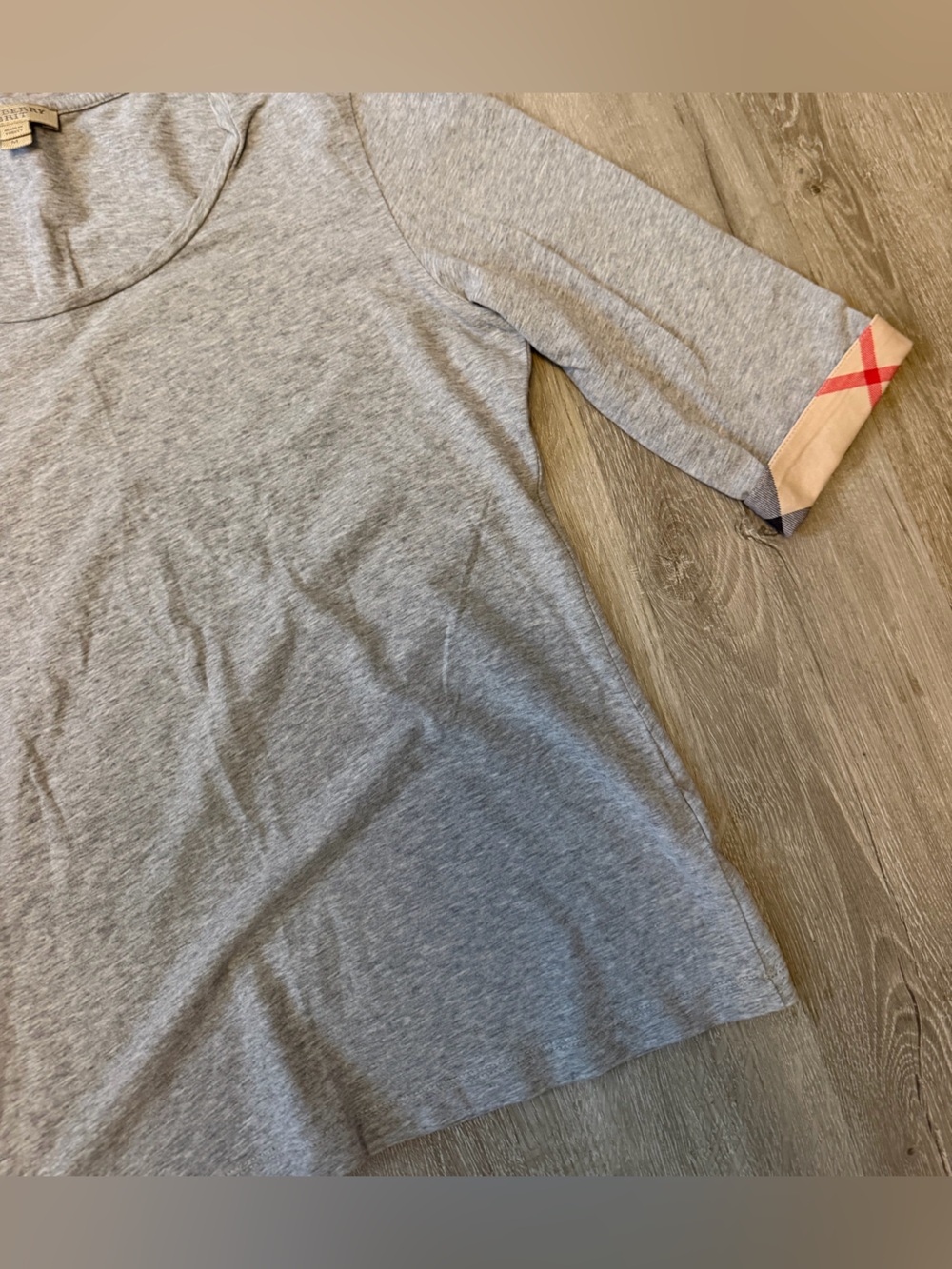 Burberry Gray Scoop Neck Tee with Signature Check Cuffs Sz M - Picture 4 of 8